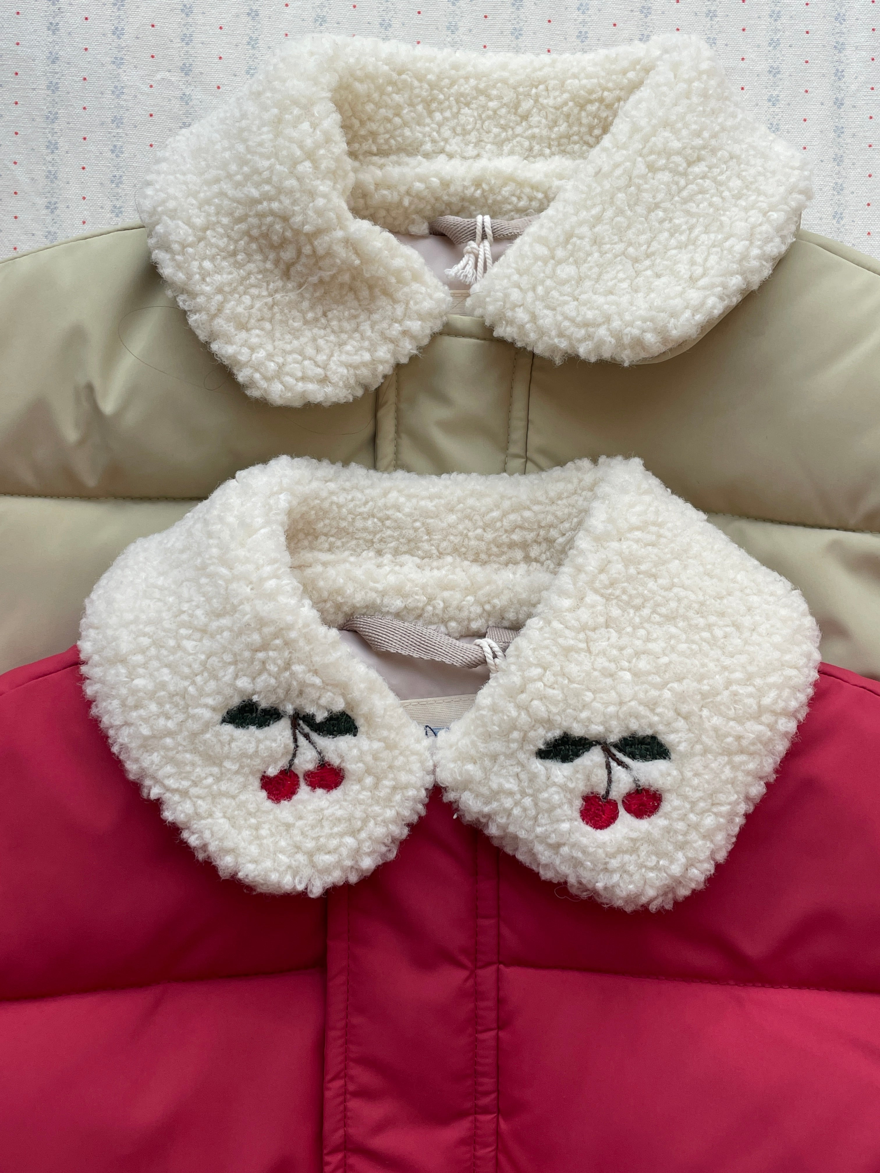 Konges Sløjd Alpi Collar Jacket in Cardinal – gallery view 10