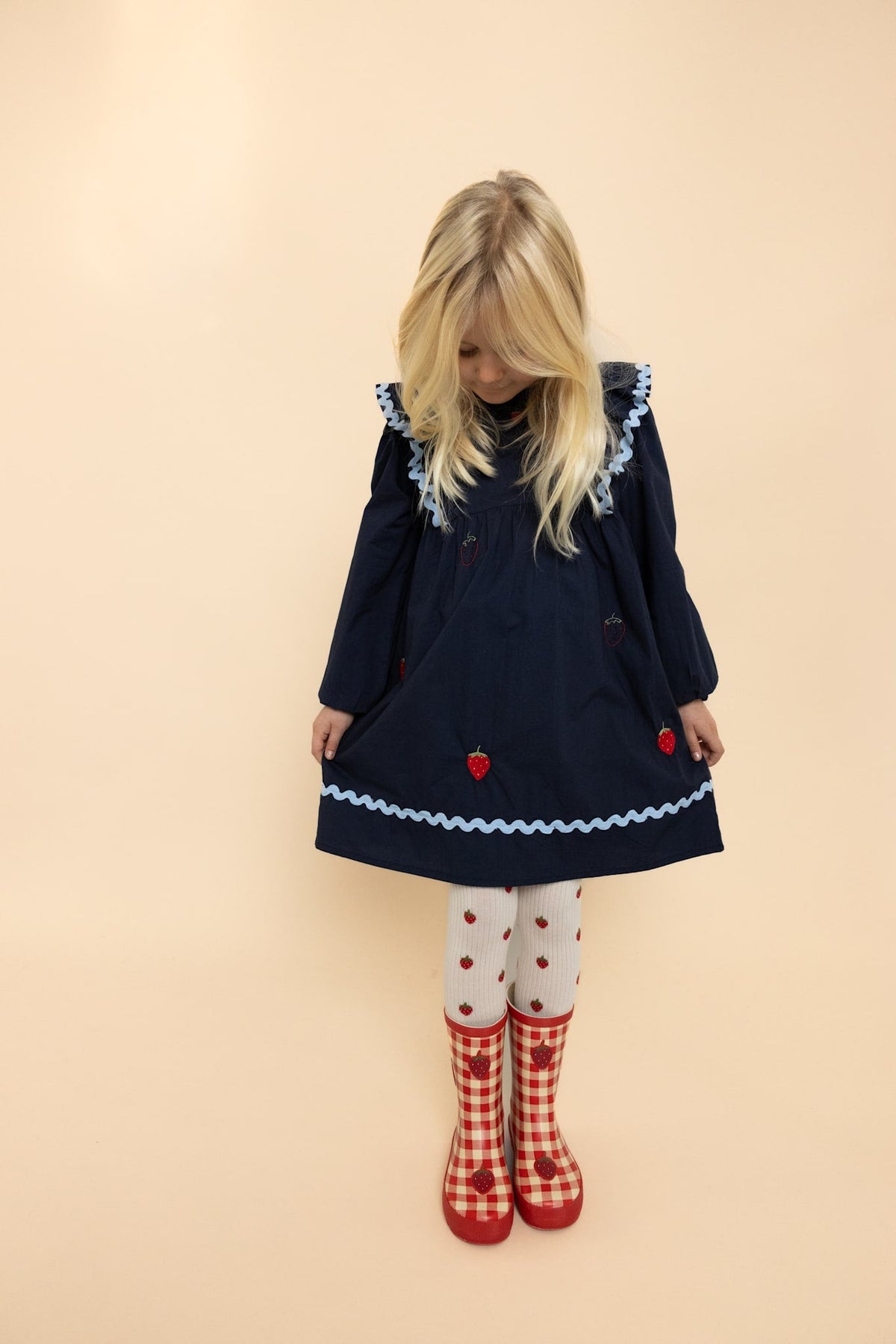 Child wearing Flöss Hannah Dress in New Navy