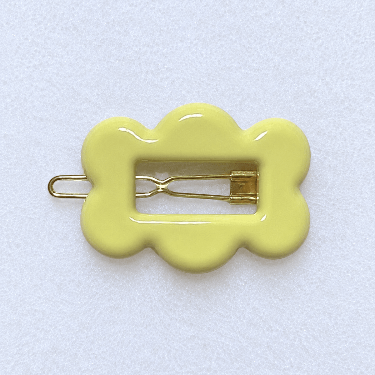 Kanel FIFI 5865 pale yellow-green acetate hair clip on a light fabric background