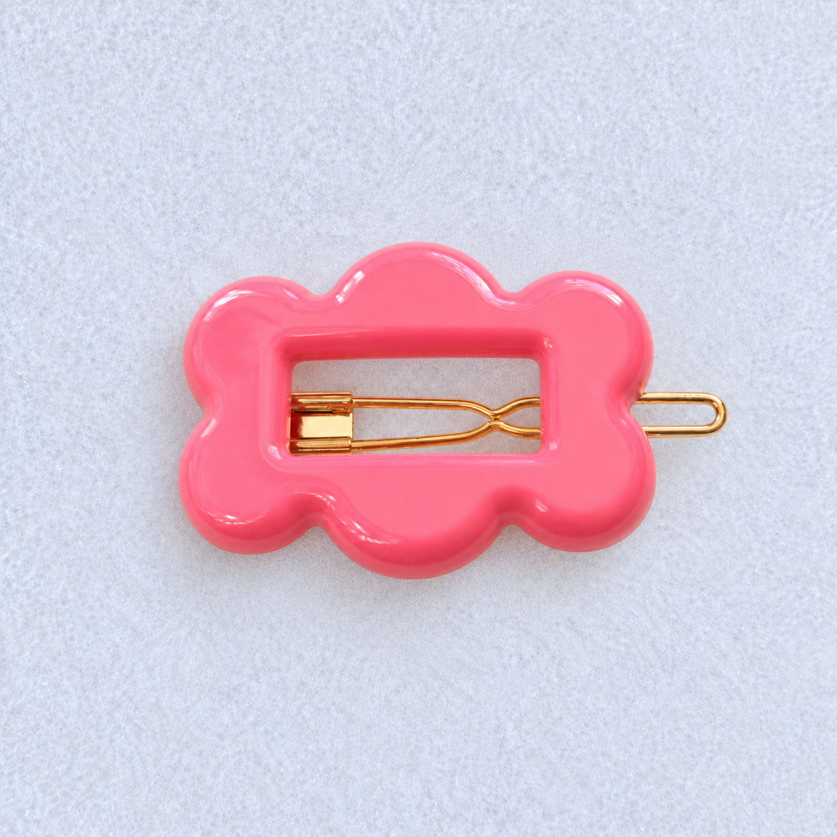 Kanel Fifi Hair Clip – 709 on a pale white textured fabric background