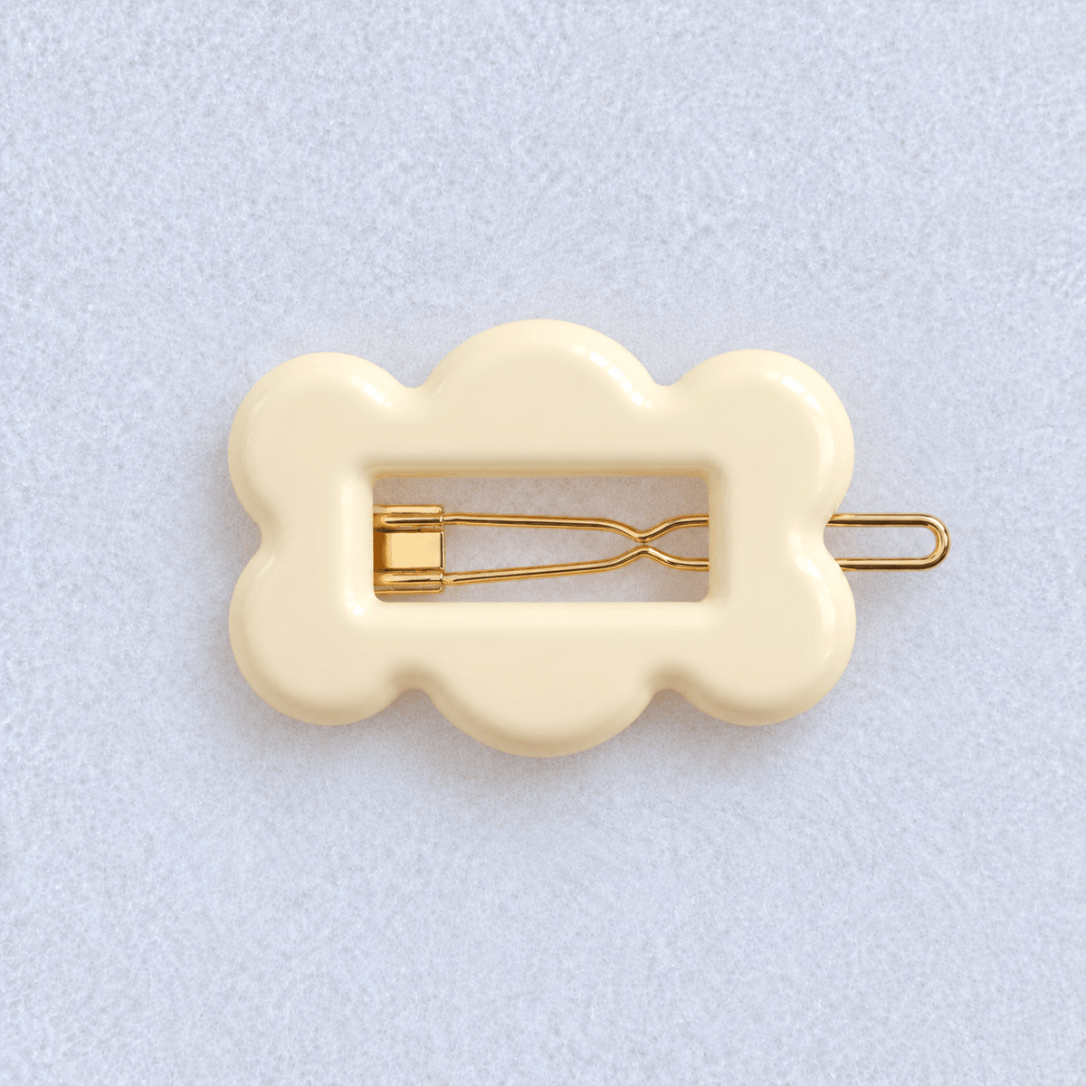 kanel-fifi-ivorie hair clip aligned horizontally on pale fabric