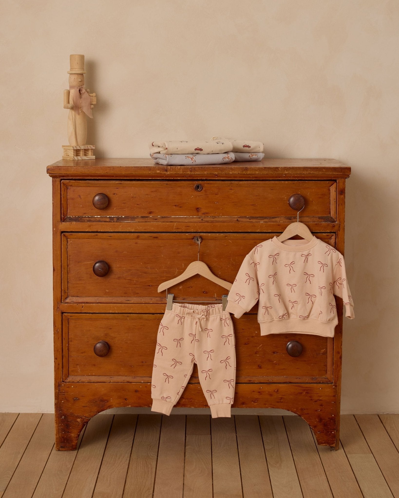 Quincy Mae Relaxed Fleece Sweatpant || Red Bows Quincy Mae