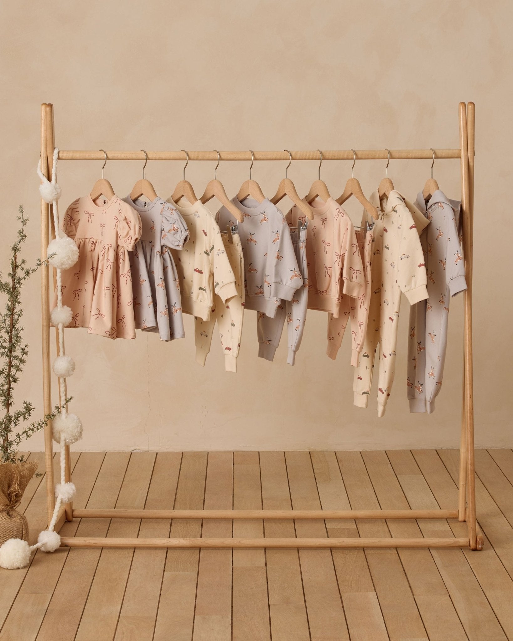 Quincy Mae Relaxed Fleece Sweatpant || Reindeer Quincy Mae