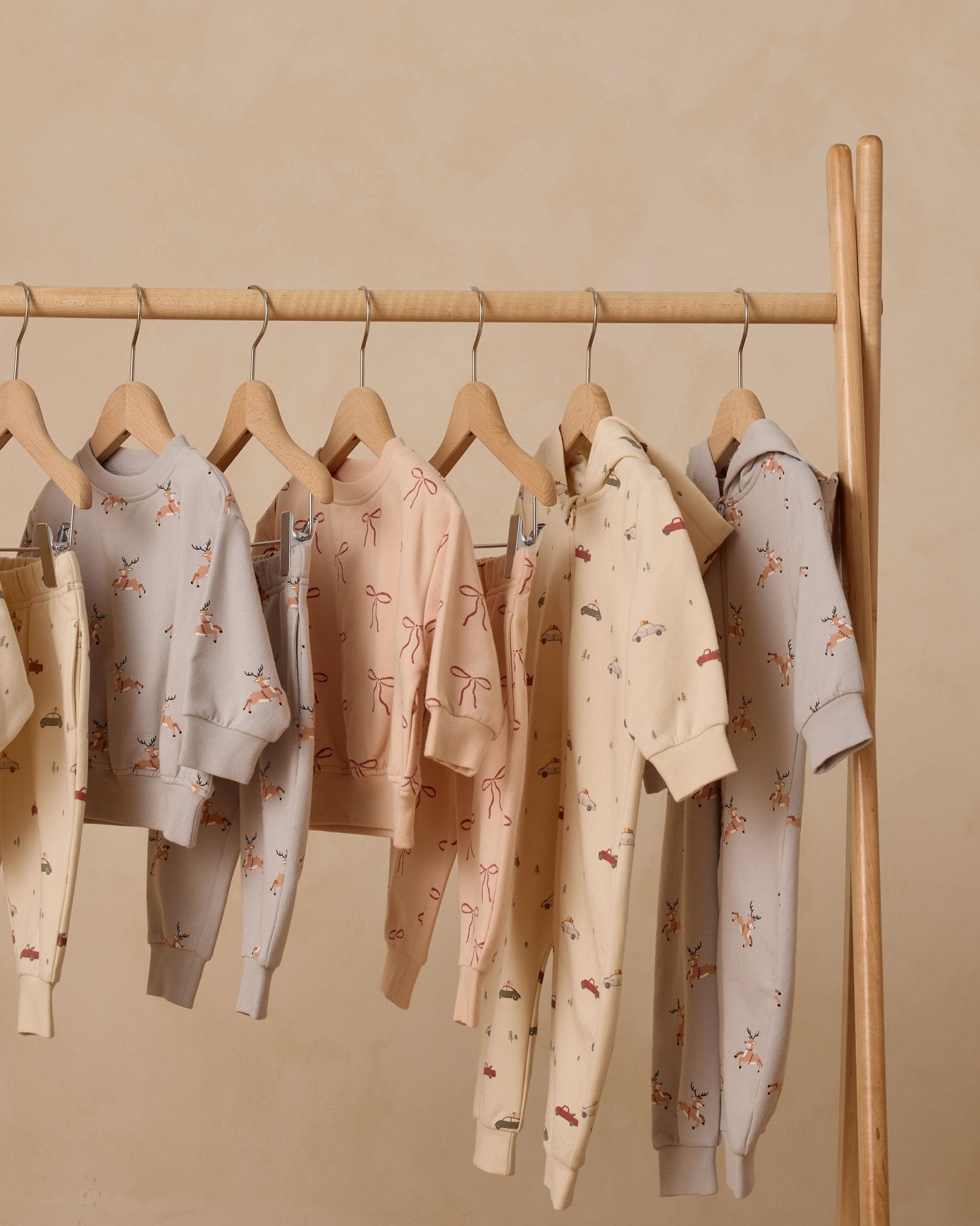 Quincy Mae Relaxed Fleece Sweatpant || Reindeer Quincy Mae