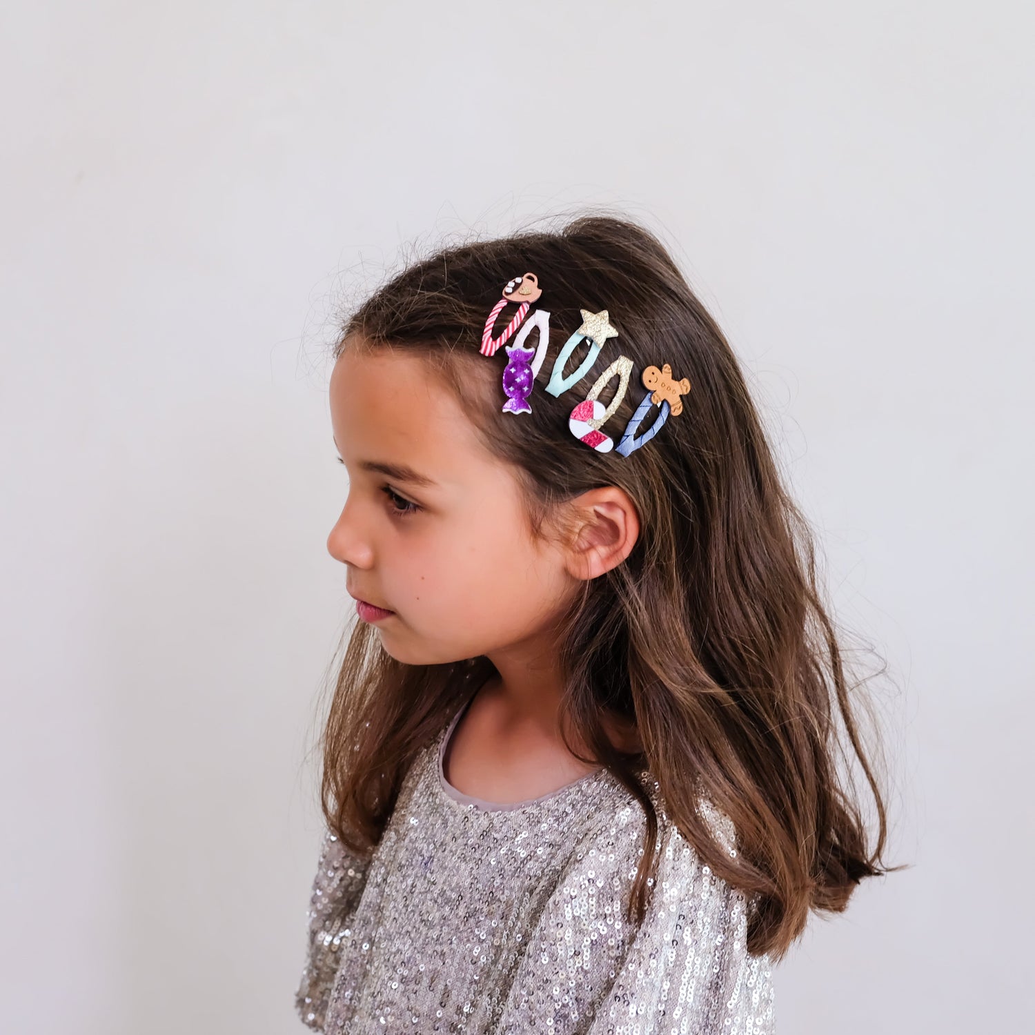 Child wearing Mimi &amp; Lula cosy Christmas food mini clips