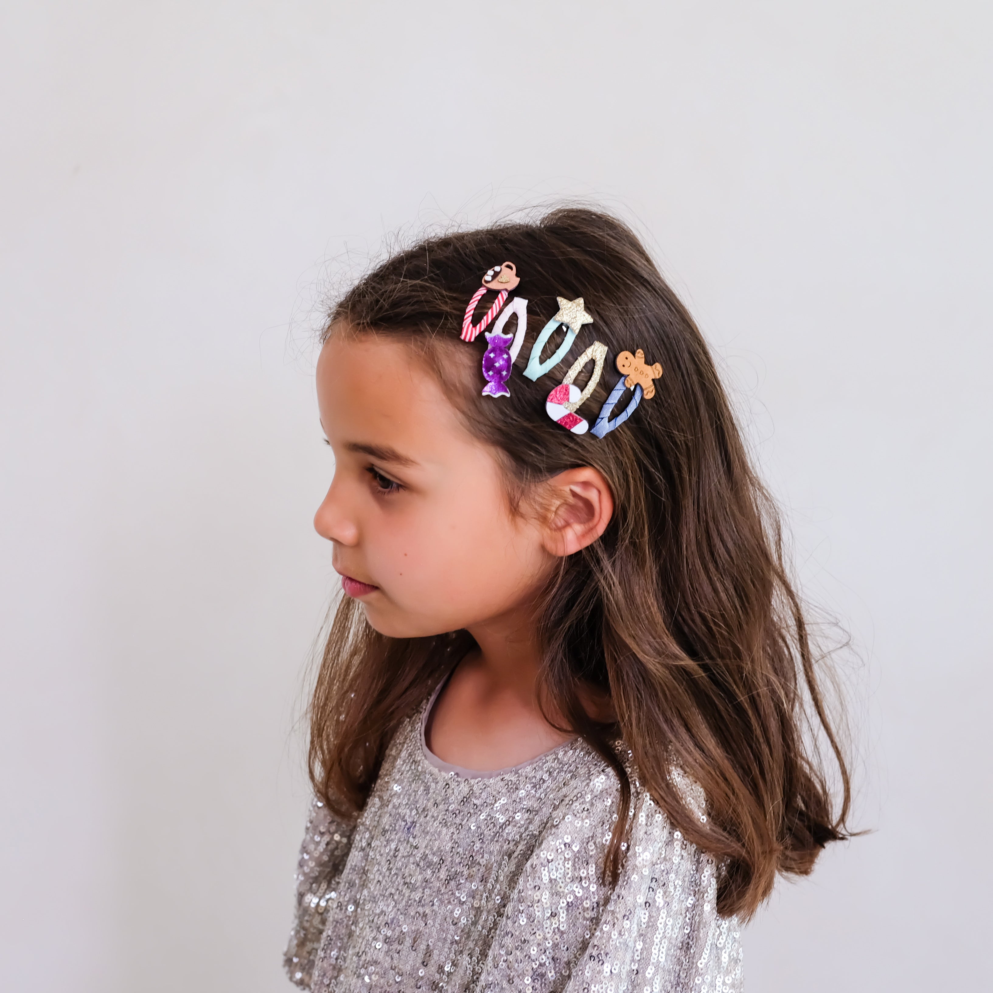Child wearing Mimi &amp; Lula cosy Christmas food mini clips