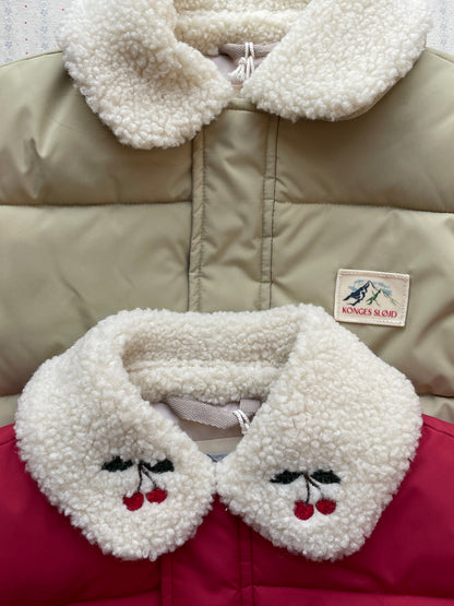 Konges Sløjd Alpi Collar Jacket in Cardinal – gallery view 9