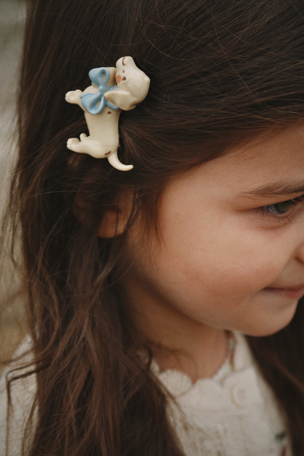 Konges Sløjd Creme Brulee puppy hair clips on model