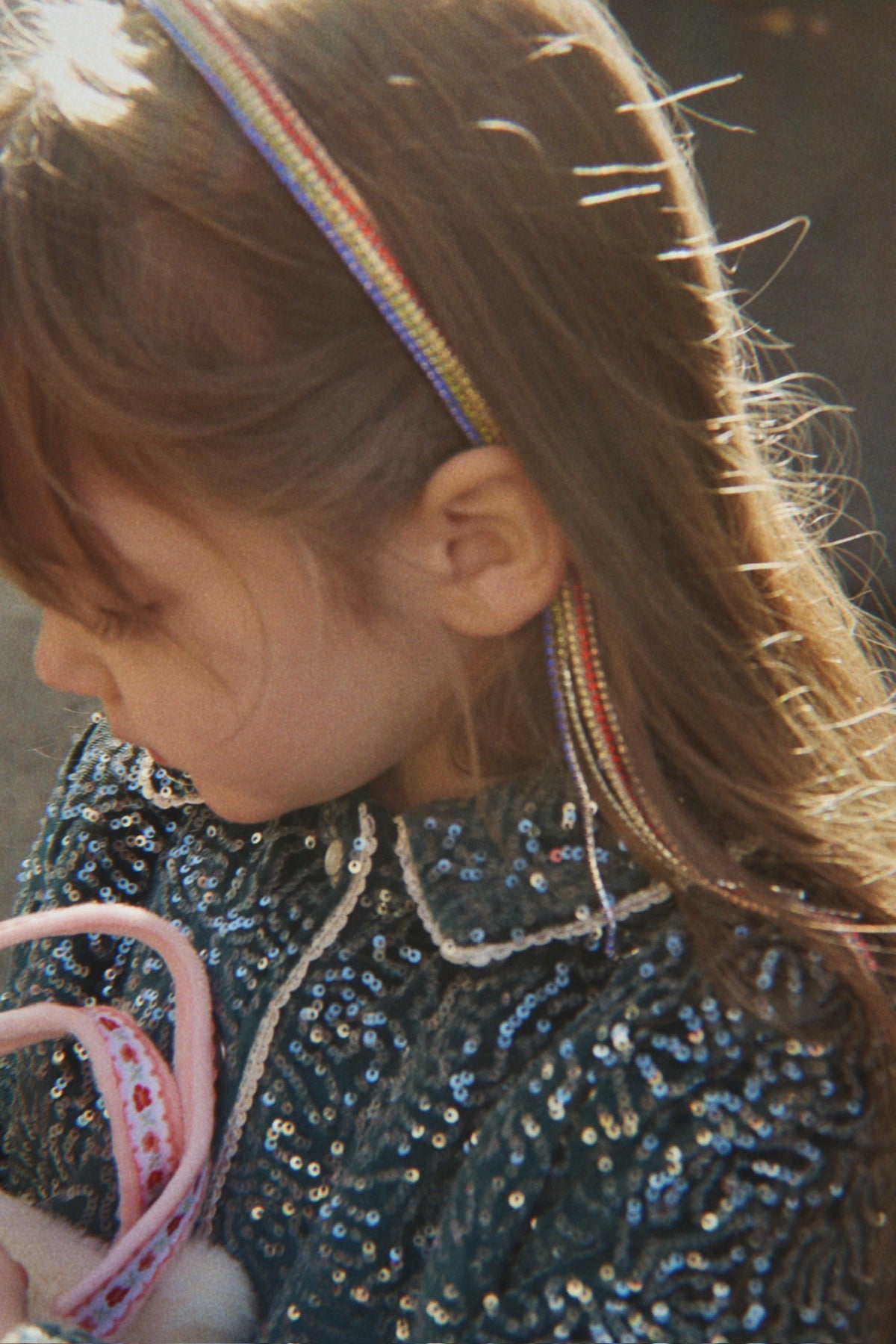 Konges Sløjd Sparkly Rainbow Hairbrace - Rainbow lifestyle view