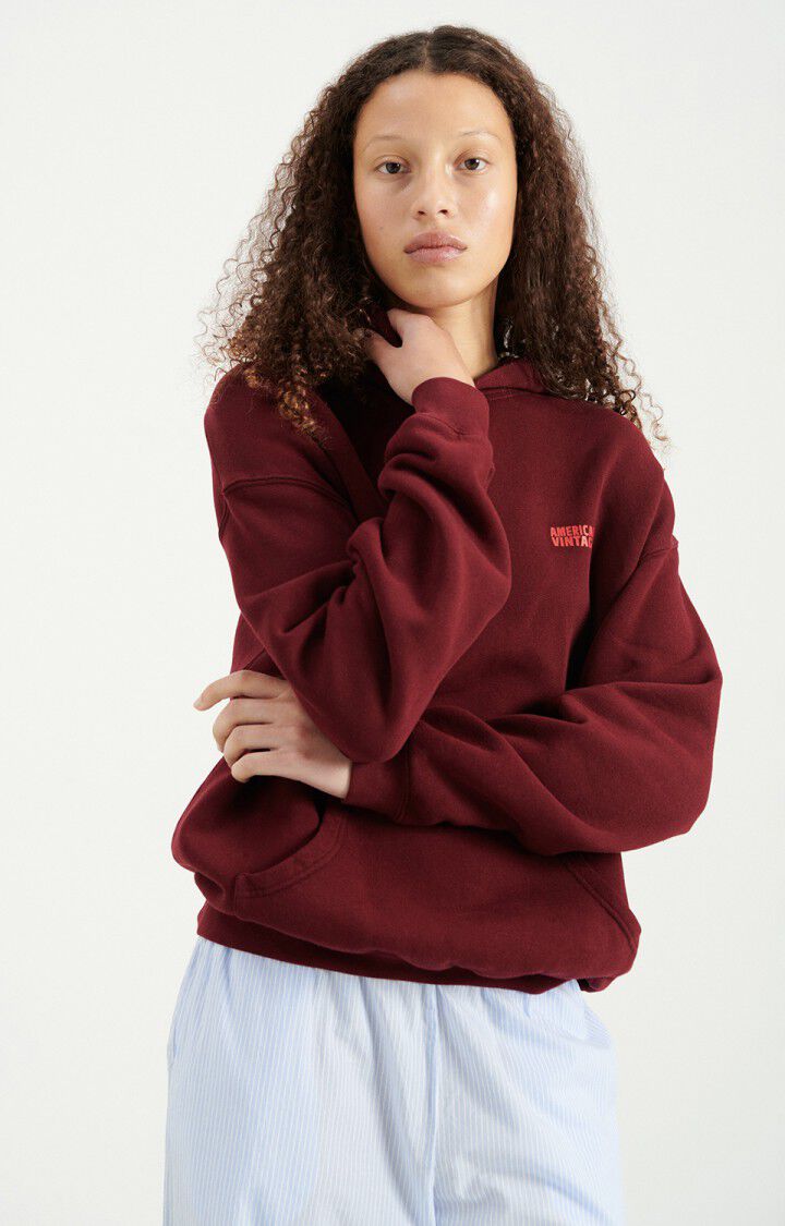 American Vintage Izubird women’s hoodie in Vintage Cherry – outfit view