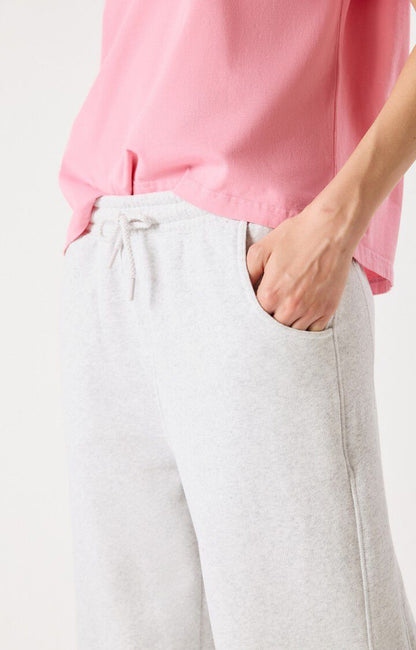 American Vintage Baptown women’s joggers in Heather Grey – outfit view