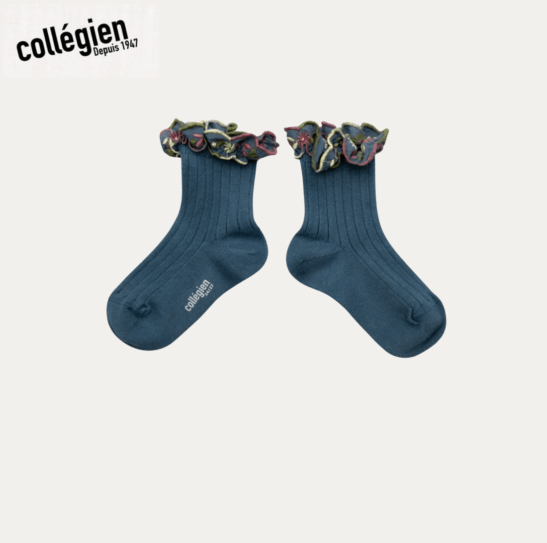 Collégien Anémone Embroidered Ruffle Ribbed Ankle Socks – Bleu Cendré Collégien