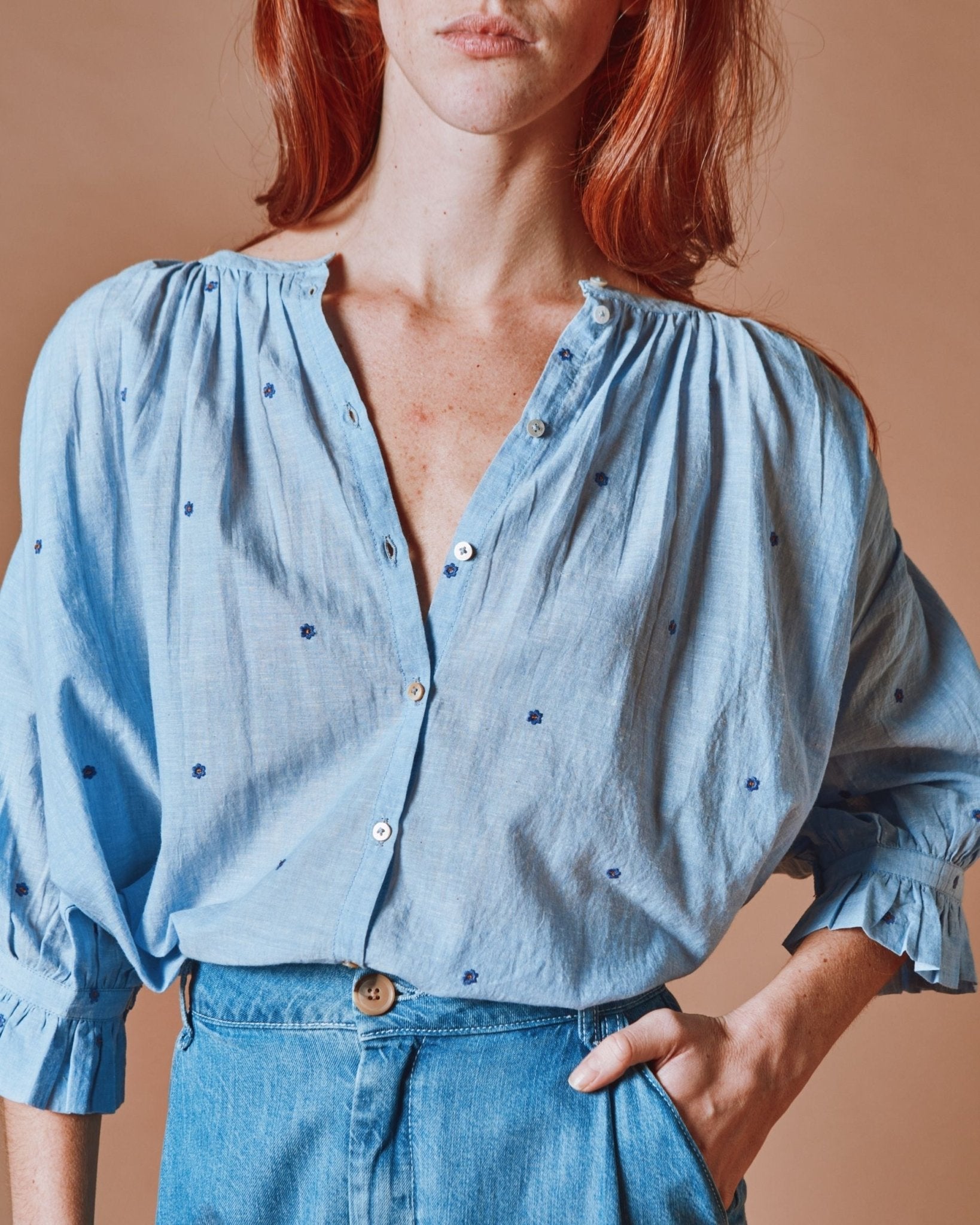 Emile et Ida Blouse - Khadi brodé fleurs bleu Emile et Ida
