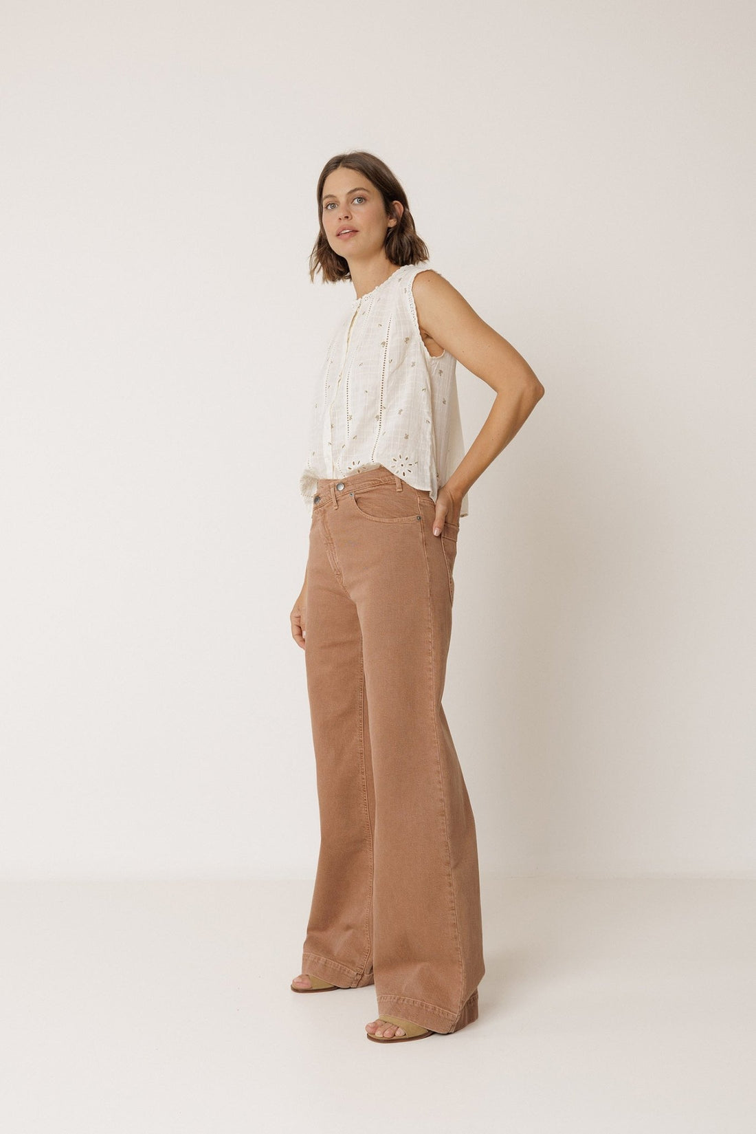 Indi &amp; Cold Stamp - Print Sleeveless Shirt – Ecru INDI&amp;COLD