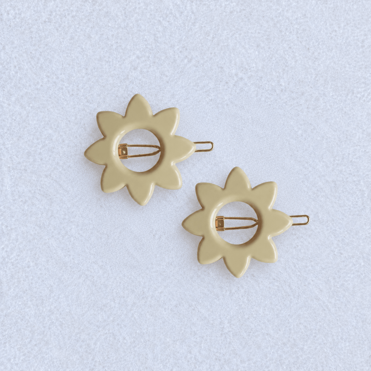 Kanel Anna Hair Clip – 4685 on a unified pale grey-white fabric background