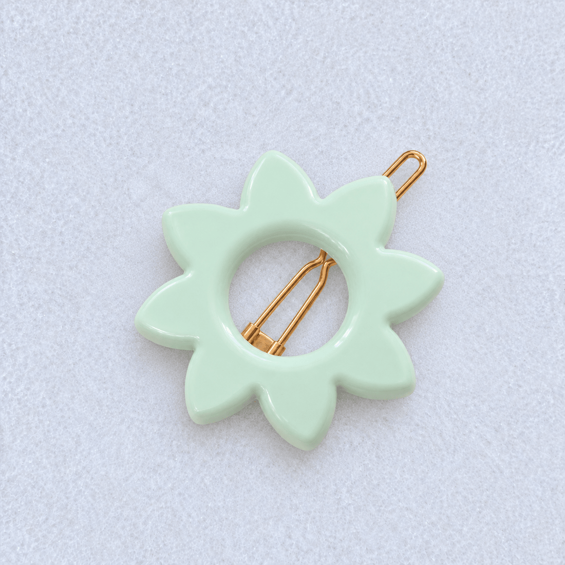 Kanel Anna Hair Clip – 566 on a unified pale grey-white fabric background