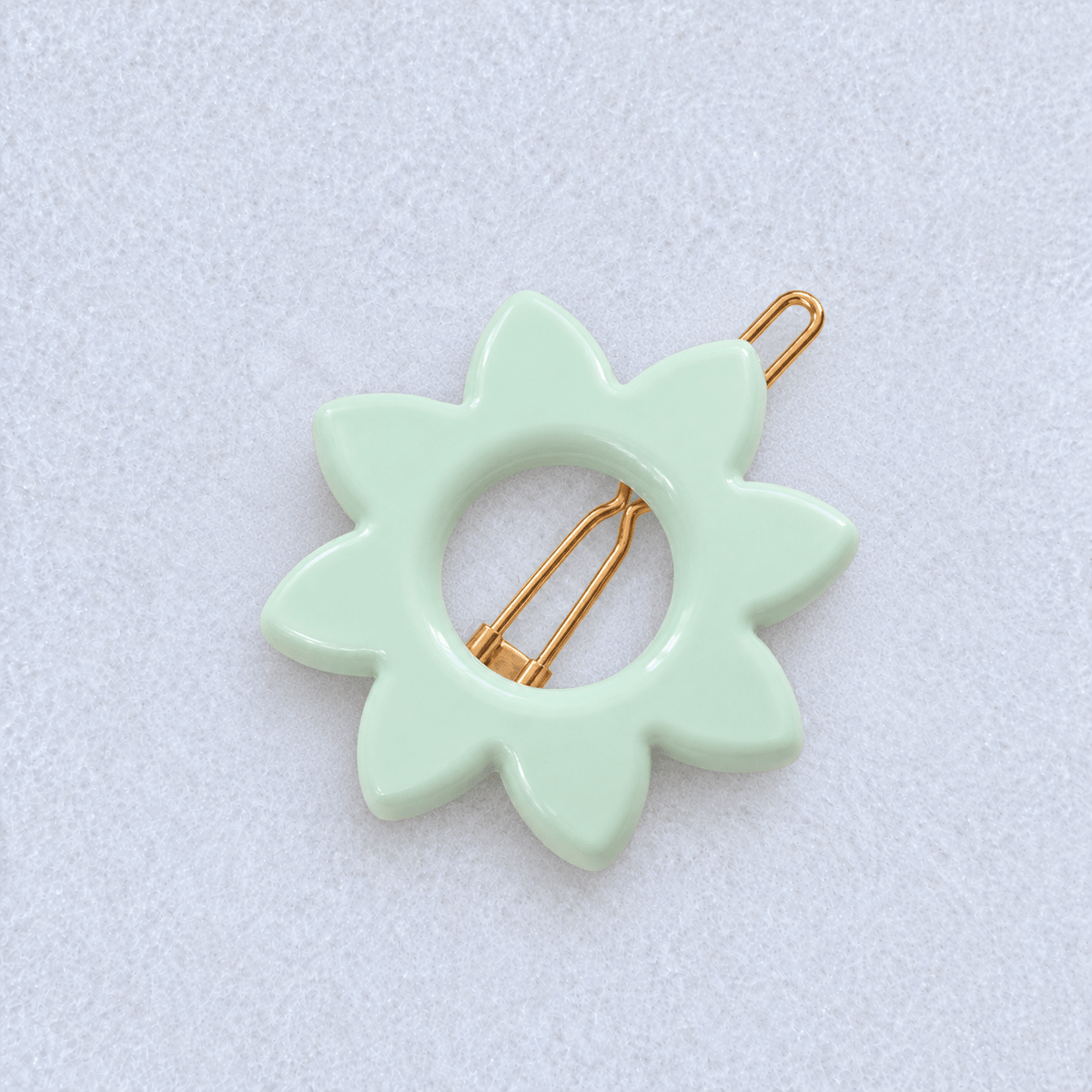 Kanel Anna Hair Clip – 566 on a unified pale grey-white fabric background