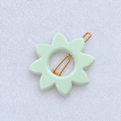 Kanel Anna Hair Clip – 566 on a unified pale grey-white fabric background