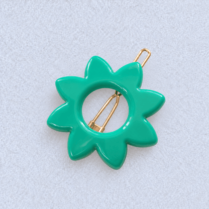Kanel Anna Hair Clip – Green on a unified pale grey-white fabric background
