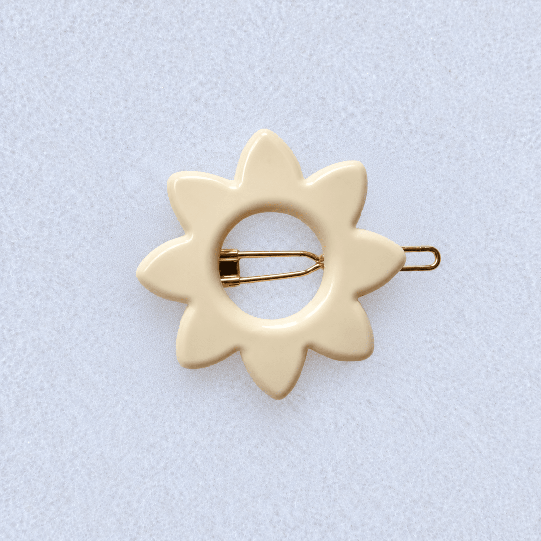 Kanel Anna Hair Clip – Ivorie on a unified pale grey-white fabric background