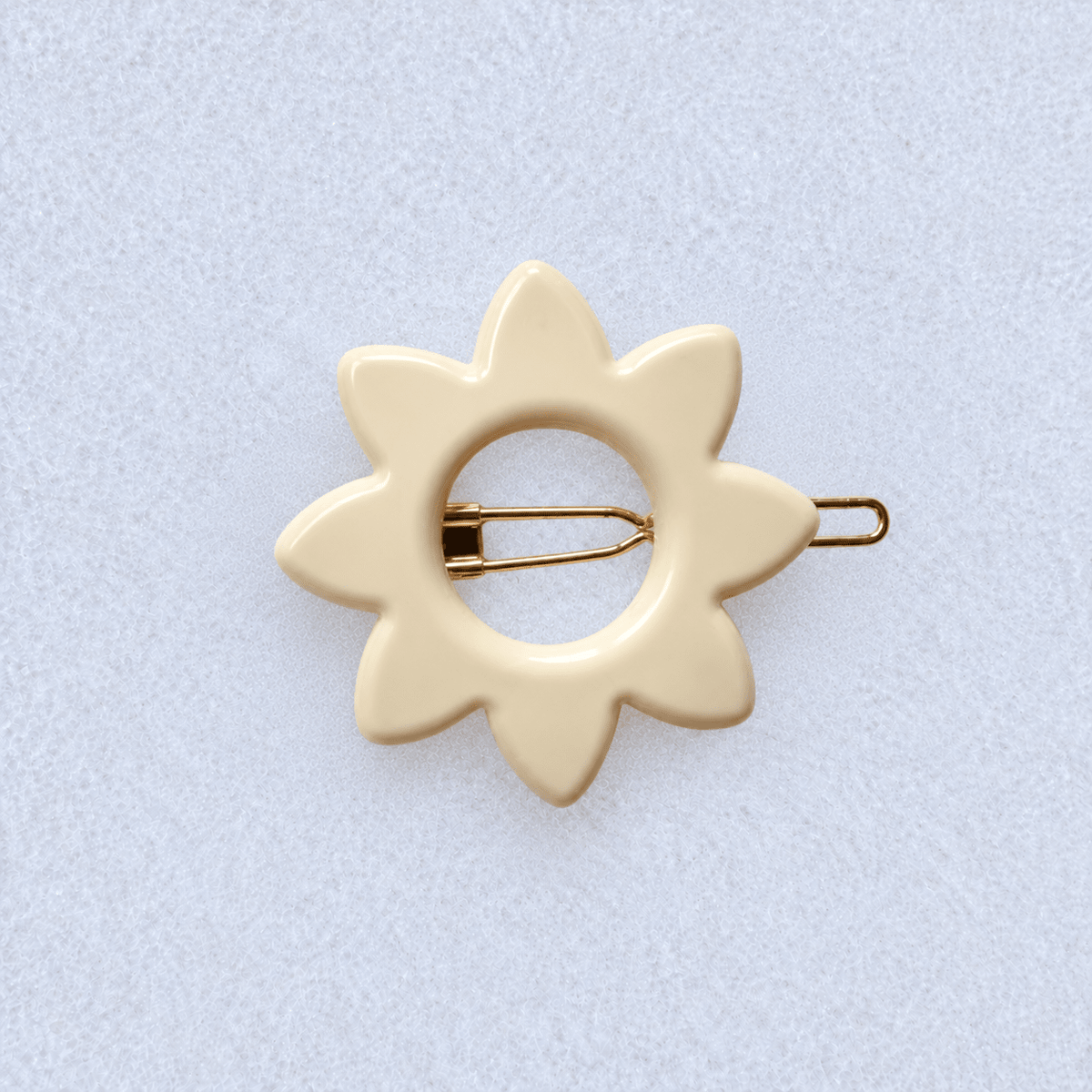 Kanel Anna Hair Clip – Ivorie on a unified pale grey-white fabric background