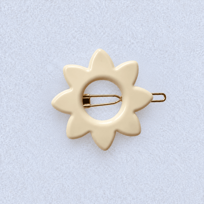 Kanel Anna Hair Clip – Ivorie on a unified pale grey-white fabric background