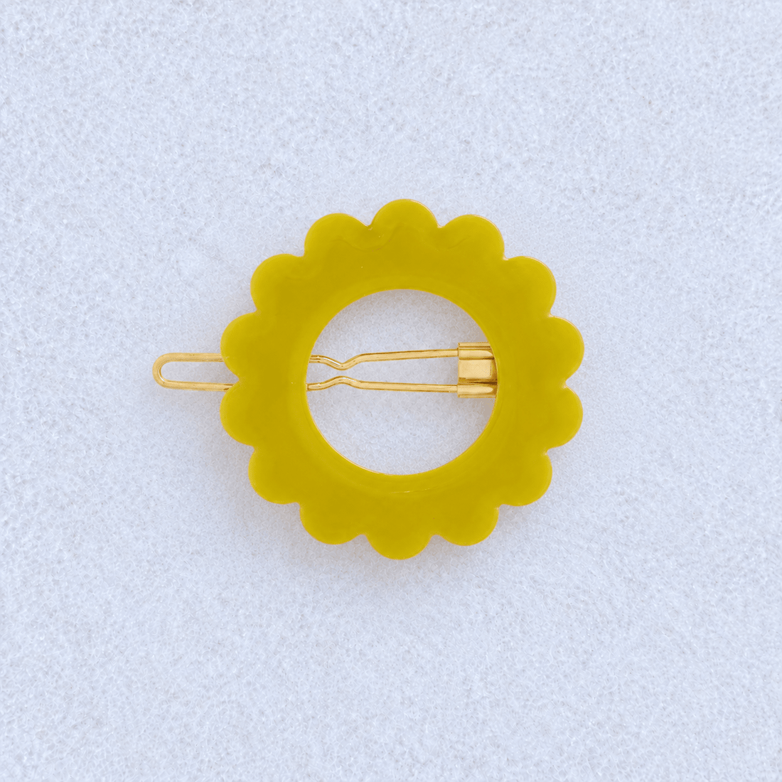 Kanel Daisy Hair Clip – 606 on a unified pale grey-white fabric background