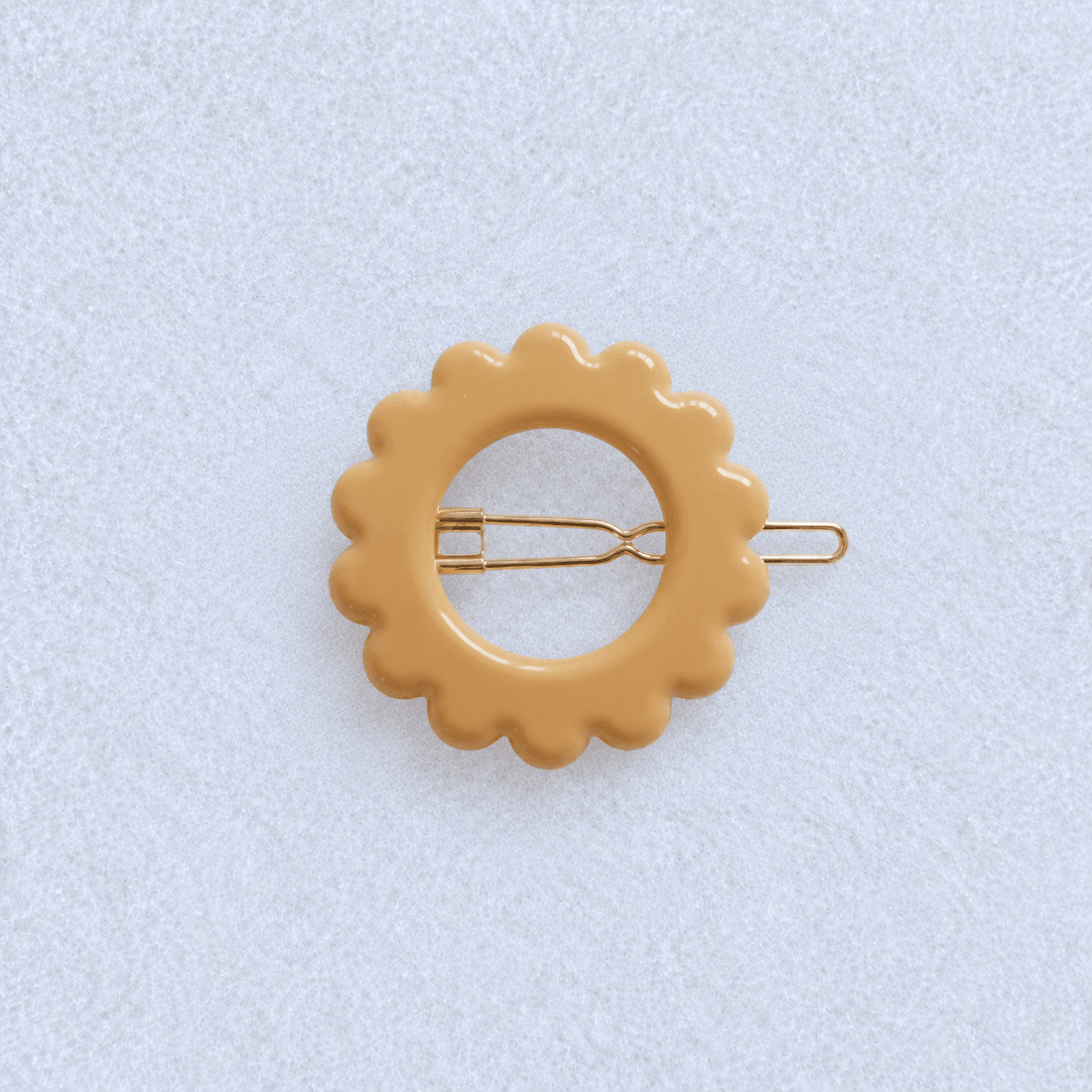 Kanel Daisy Hair Clip – 7407 on a unified pale grey-white fabric background