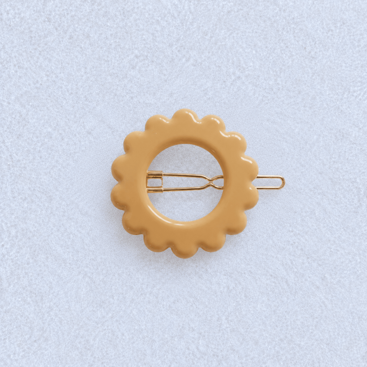 Kanel Daisy Hair Clip – 7407 on a unified pale grey-white fabric background