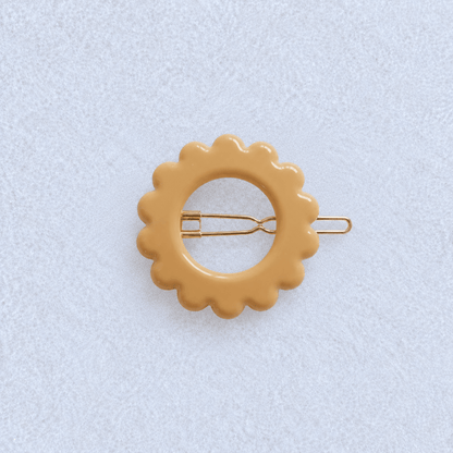 Kanel Daisy Hair Clip – 7407 on a unified pale grey-white fabric background