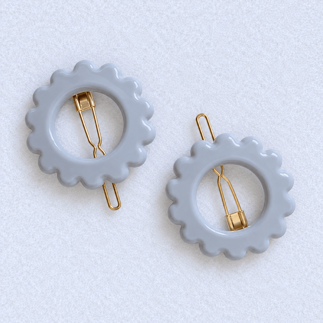 Kanel Daisy Hair Clip – Cool Grey on a unified pale grey-white fabric background