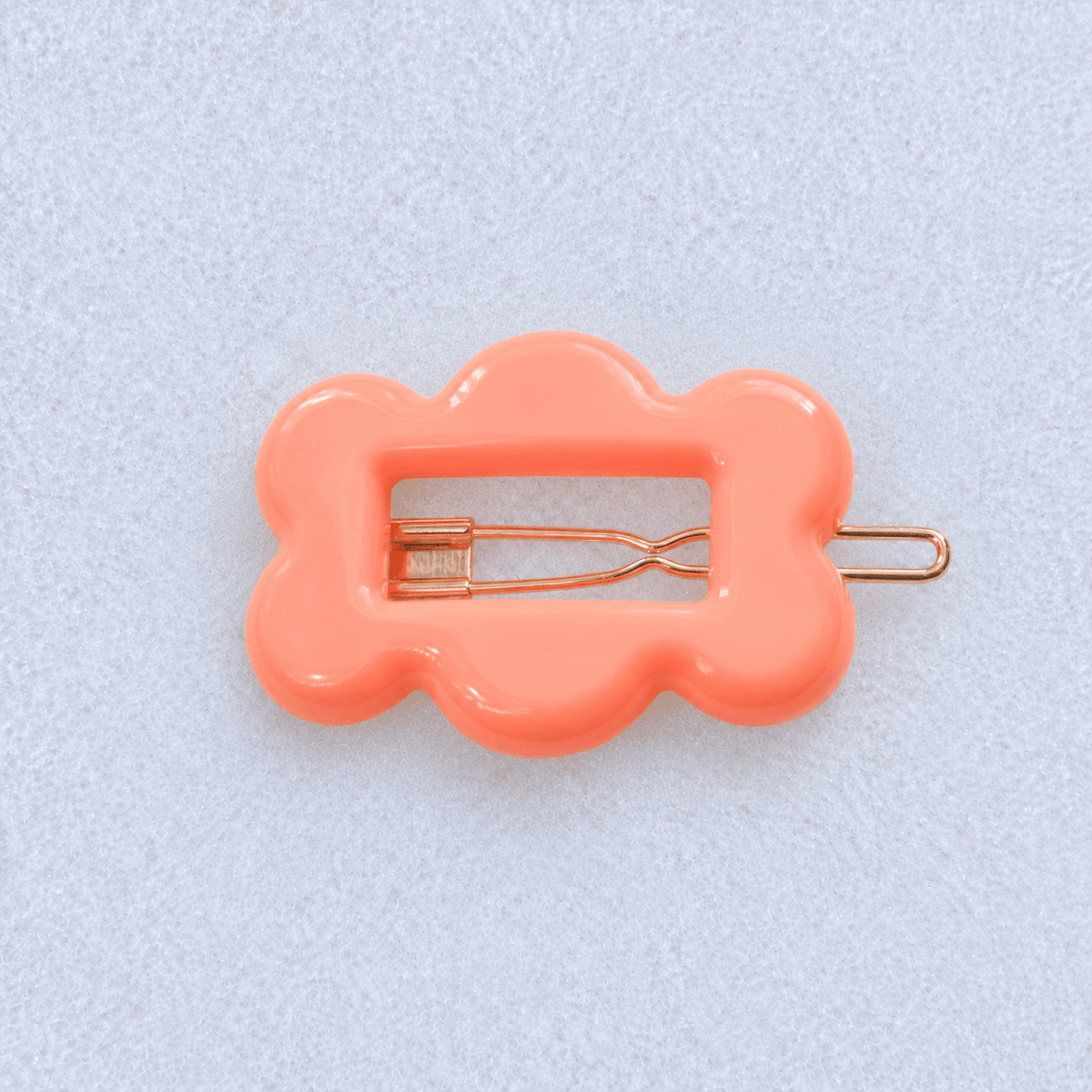 Kanel Fifi Hair Clip – 170 on a unified pale grey-white fabric background