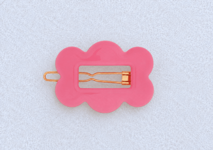 Kanel Fifi Hair Clip – 190 on a unified pale grey-white fabric background