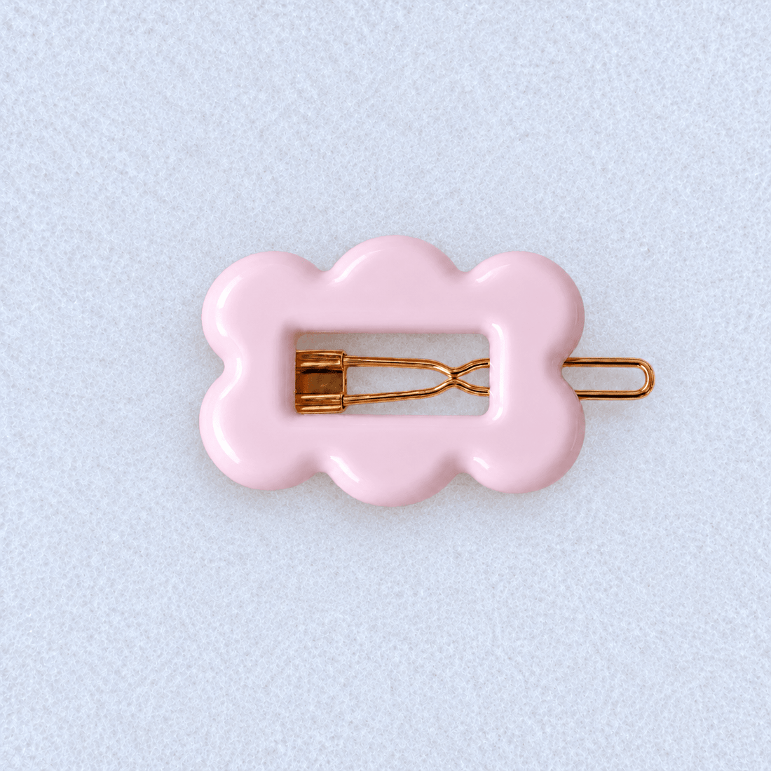 Kanel Fifi Hair Clip – 203 on a unified pale grey-white fabric background