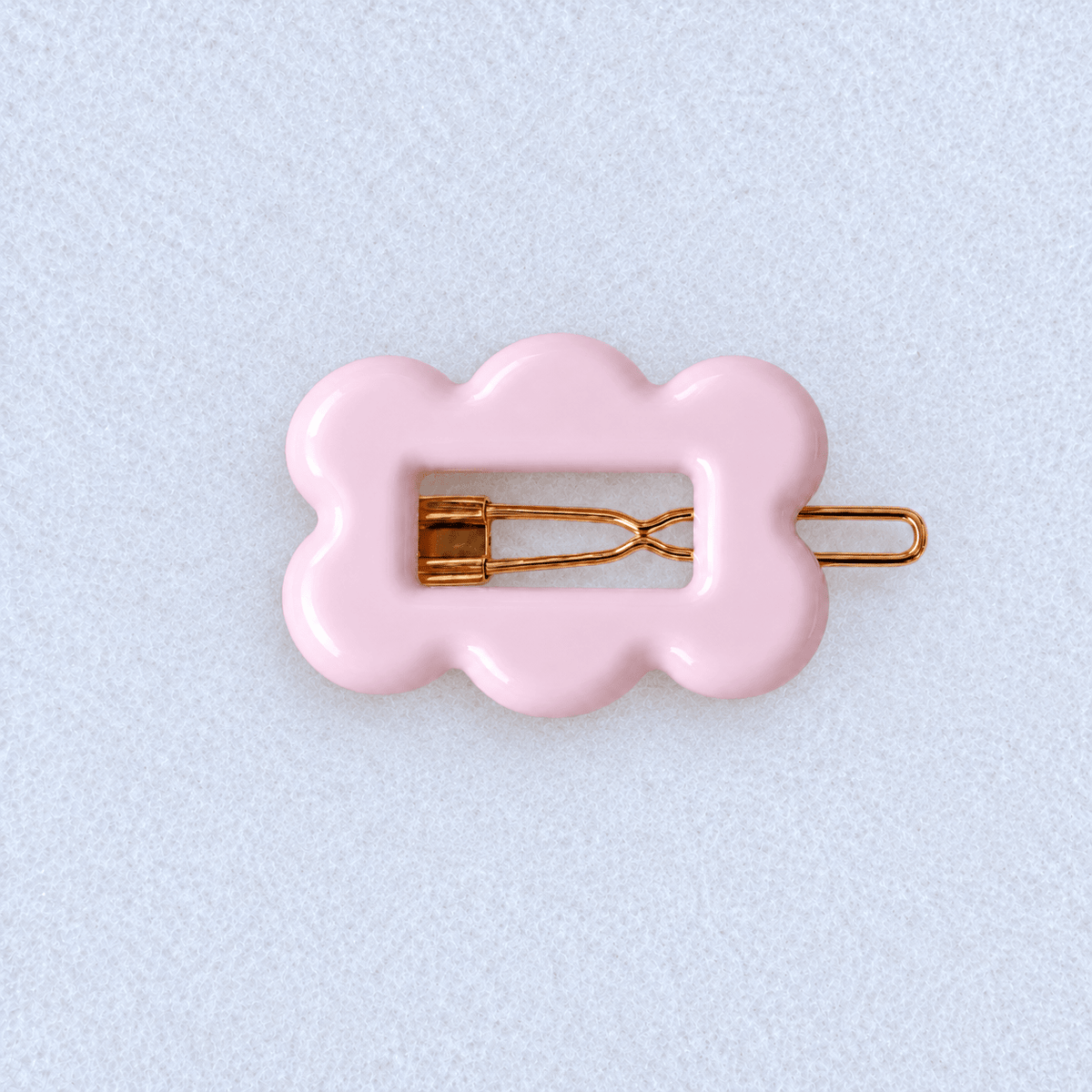 Kanel Fifi Hair Clip – 203 on a unified pale grey-white fabric background