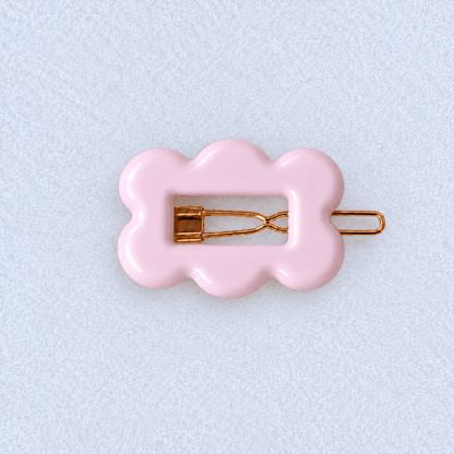 Kanel Fifi Hair Clip – 203 on a unified pale grey-white fabric background