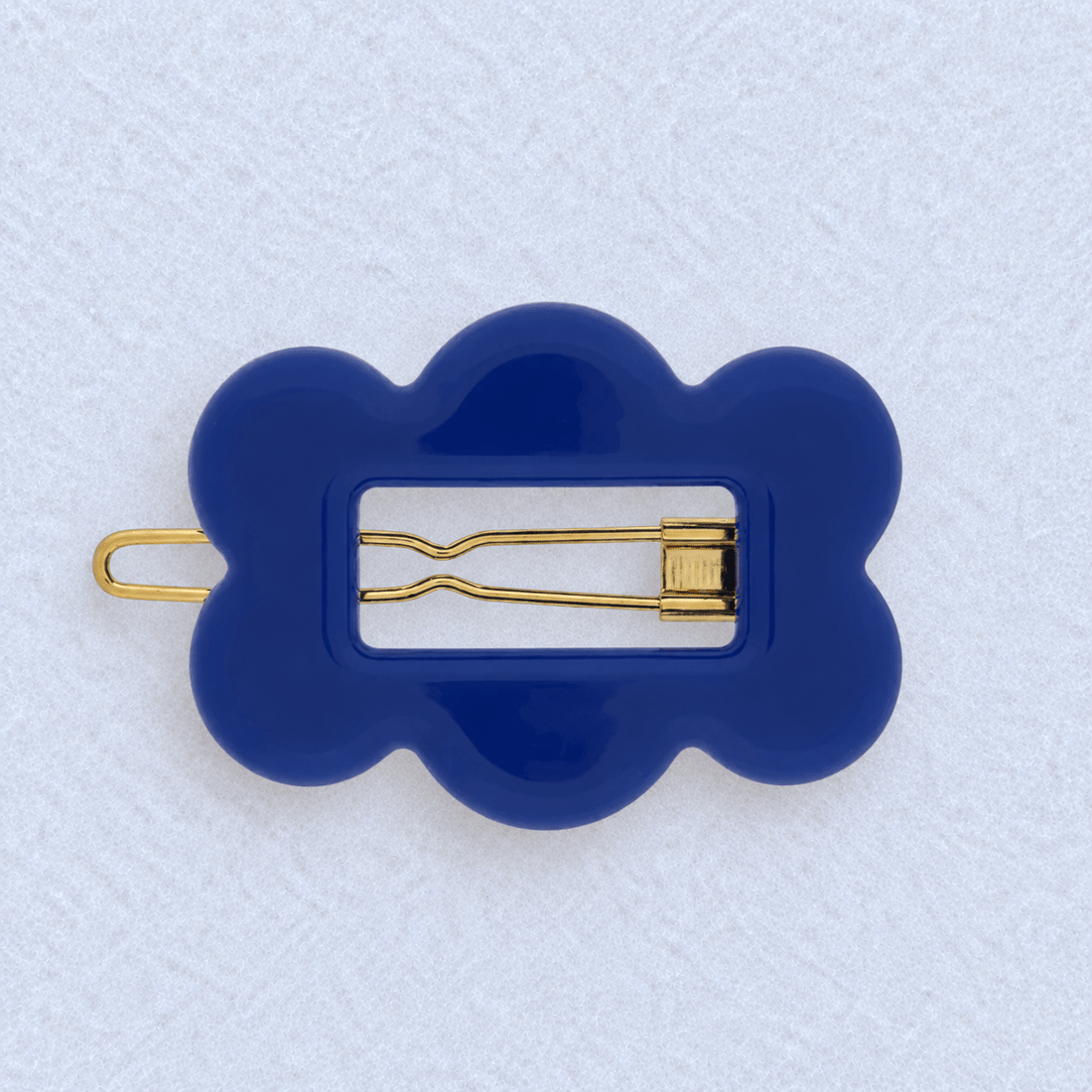 Kanel Fifi Hair Clip – 283 on a unified pale grey-white fabric background