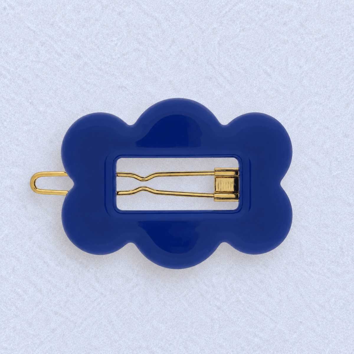 Kanel Fifi Hair Clip – 283 on a unified pale grey-white fabric background