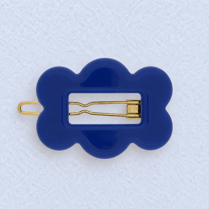 Kanel Fifi Hair Clip – 283 on a unified pale grey-white fabric background