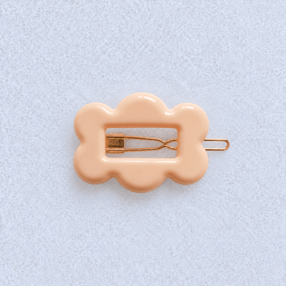 Kanel Fifi Hair Clip – 474 on pale grey-white fabric