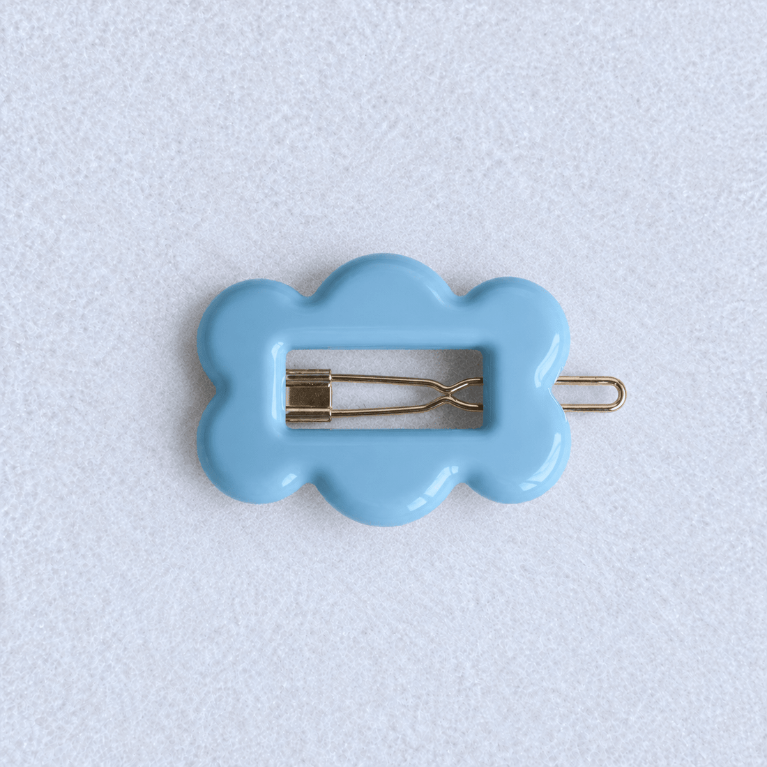 Kanel Fifi Hair Clip – 550 on a unified pale grey-white fabric background