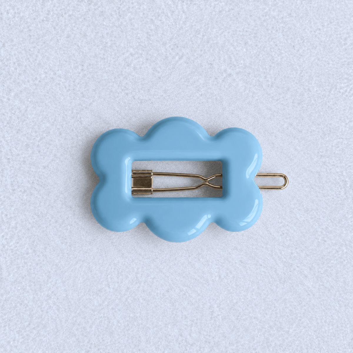 Kanel Fifi Hair Clip – 550 on a unified pale grey-white fabric background