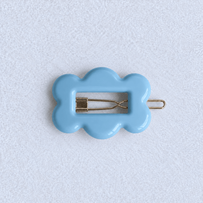 Kanel Fifi Hair Clip – 550 on a unified pale grey-white fabric background