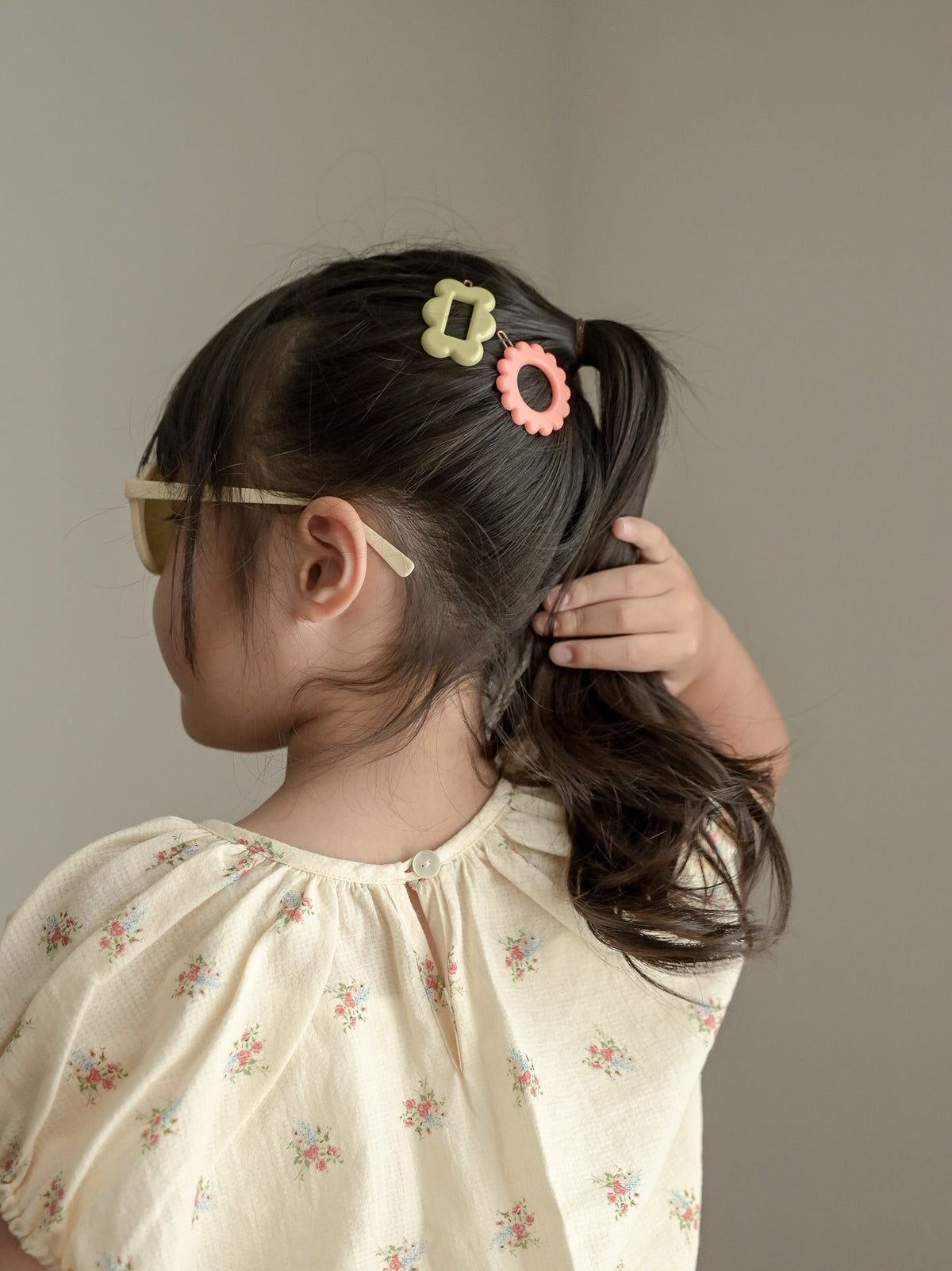 Kanel FIFI 5865 styled with DAISY 1625 in a ponytail - photo 5 by @_____yz.k__