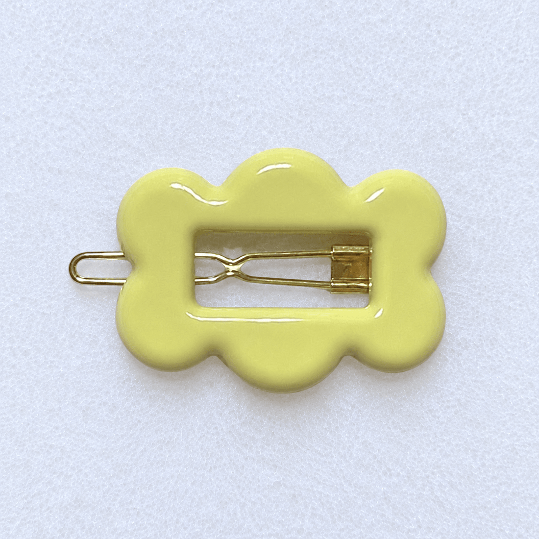 Kanel FIFI 5865 pale yellow-green acetate hair clip on a light fabric background