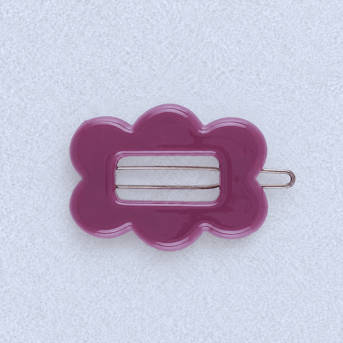 Kanel Fifi Hair Clip – 600 on a unified pale grey-white fabric background