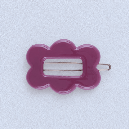 Kanel Fifi Hair Clip – 600 on a unified pale grey-white fabric background