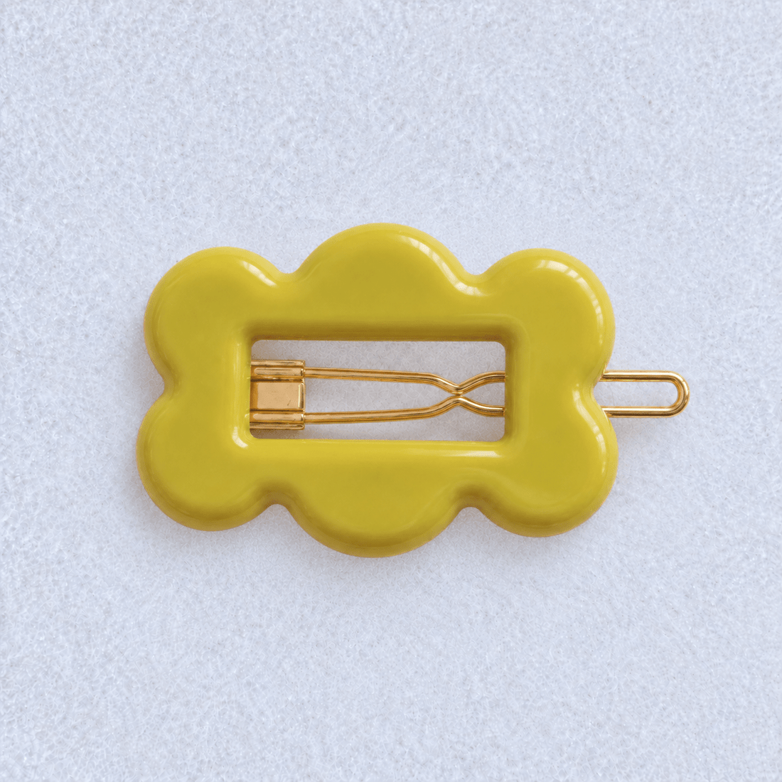kanel-fifi-618 hair clip aligned horizontally on pale fabric