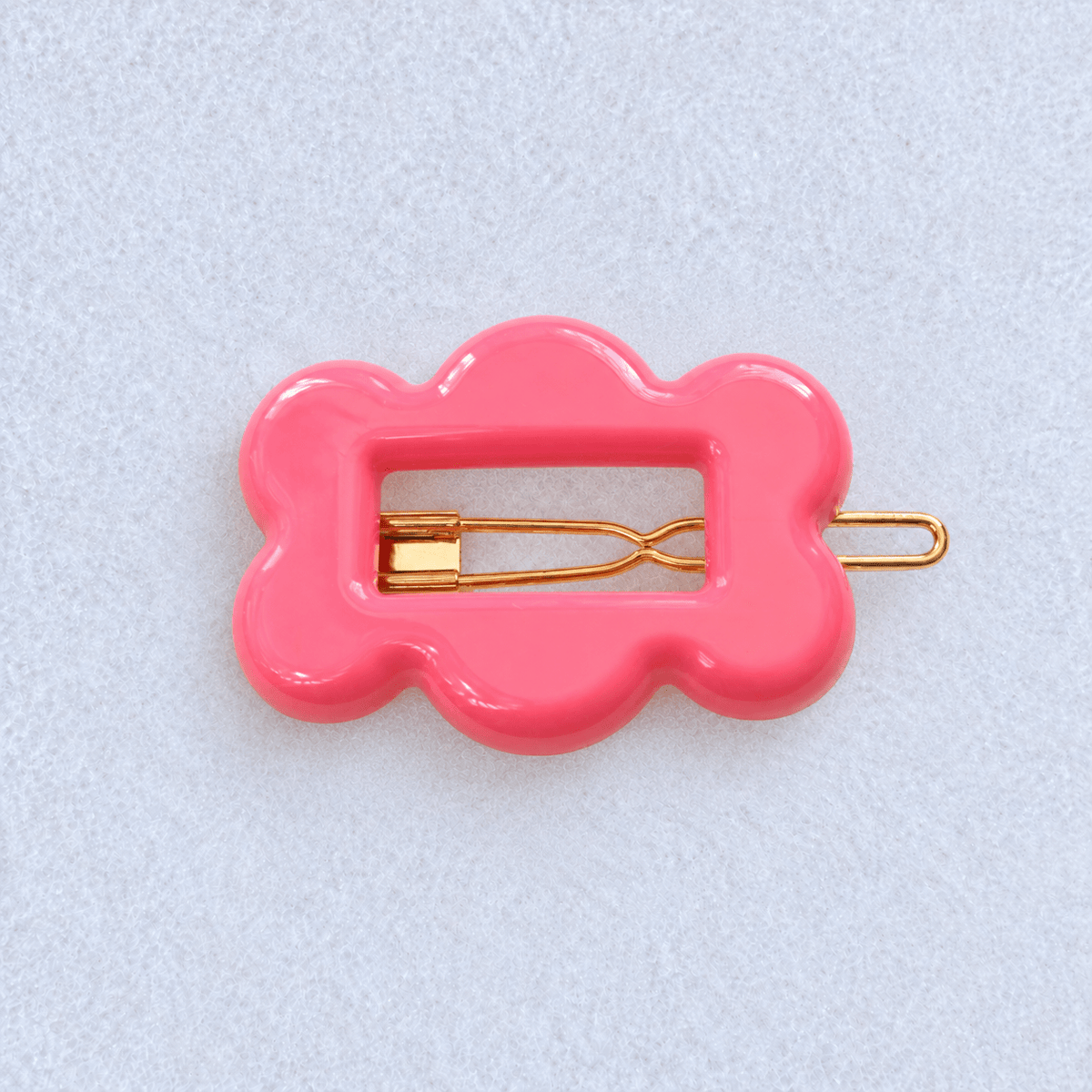 Kanel Fifi Hair Clip – 709 on a pale white textured fabric background