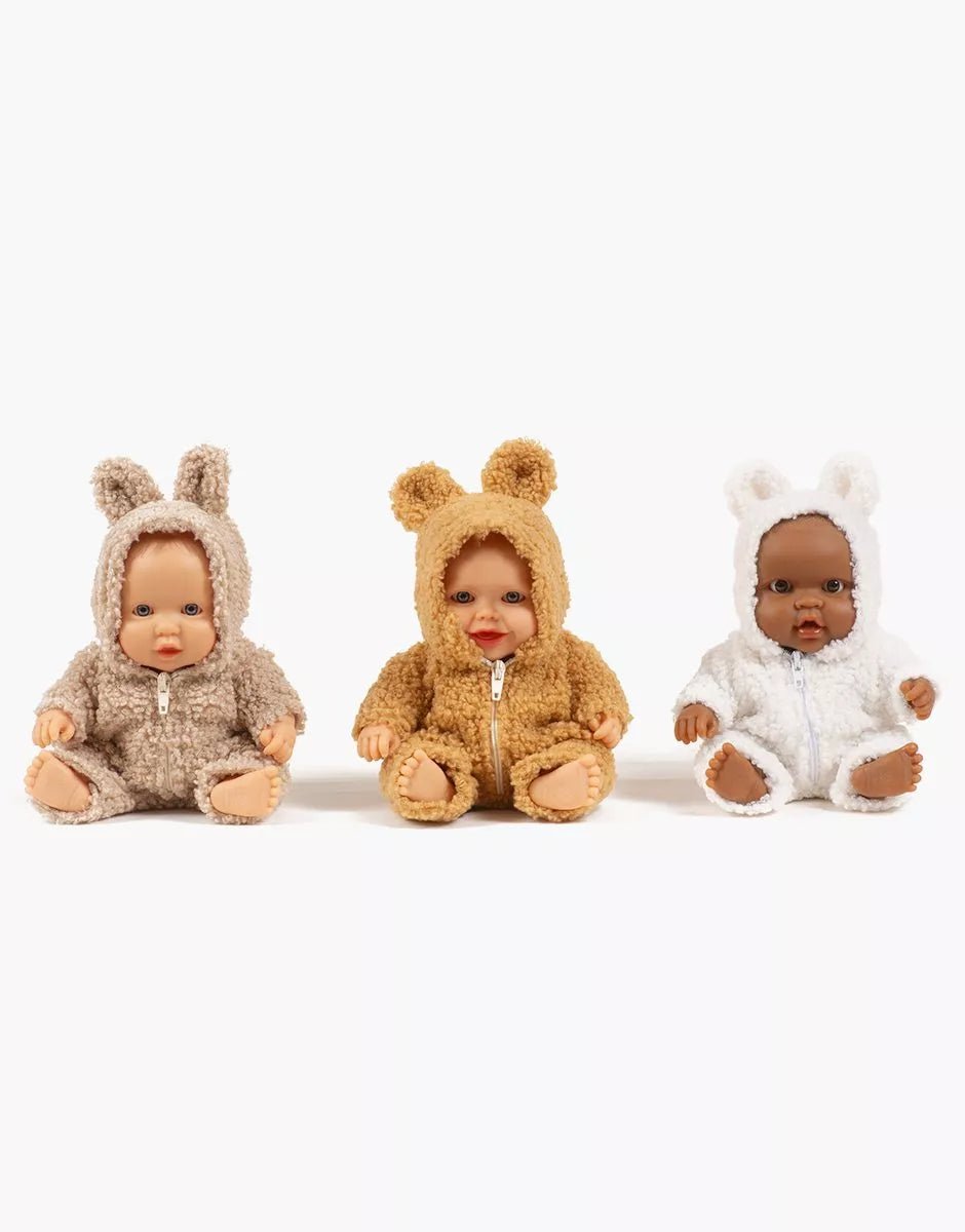 Minikane Guillo Peque Doll – 21cm Baby Doll in Camel Terrycloth Winnie the Pooh Jumpsuit Minikane